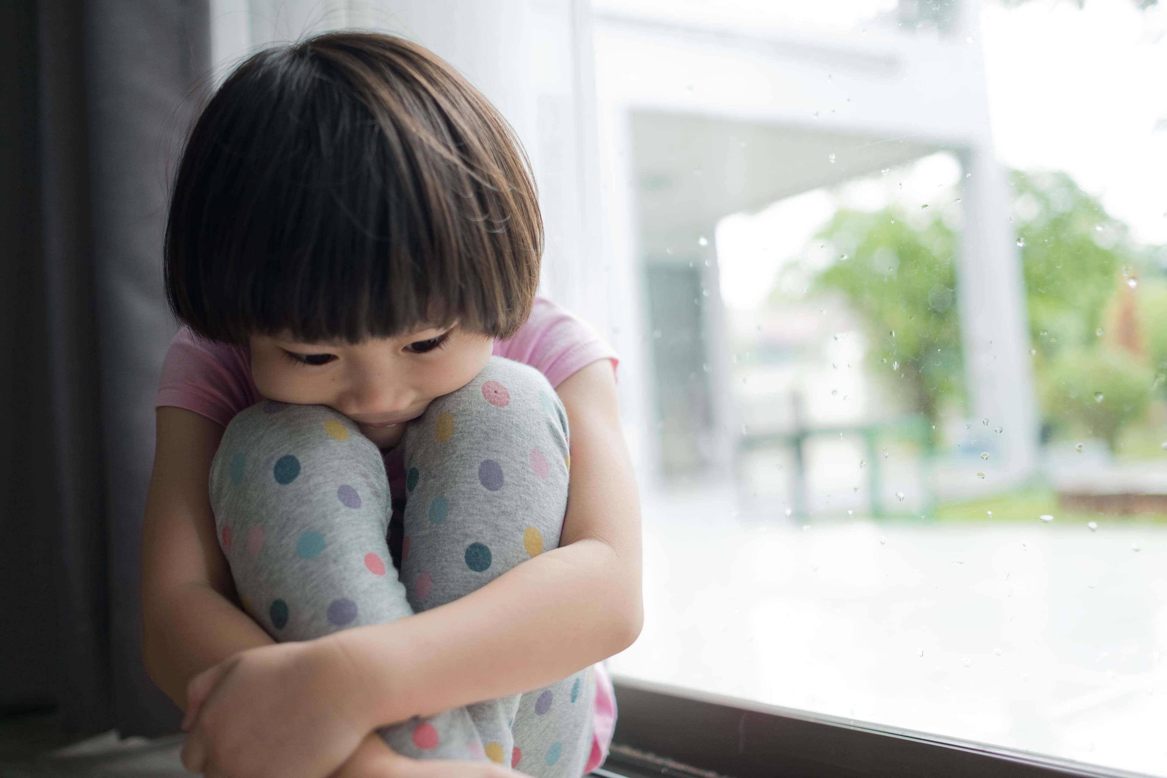 Si Kecil Pendiam dan Pemalu? Yuk Latih Sosial Skill-nya Tanpa Paksa!